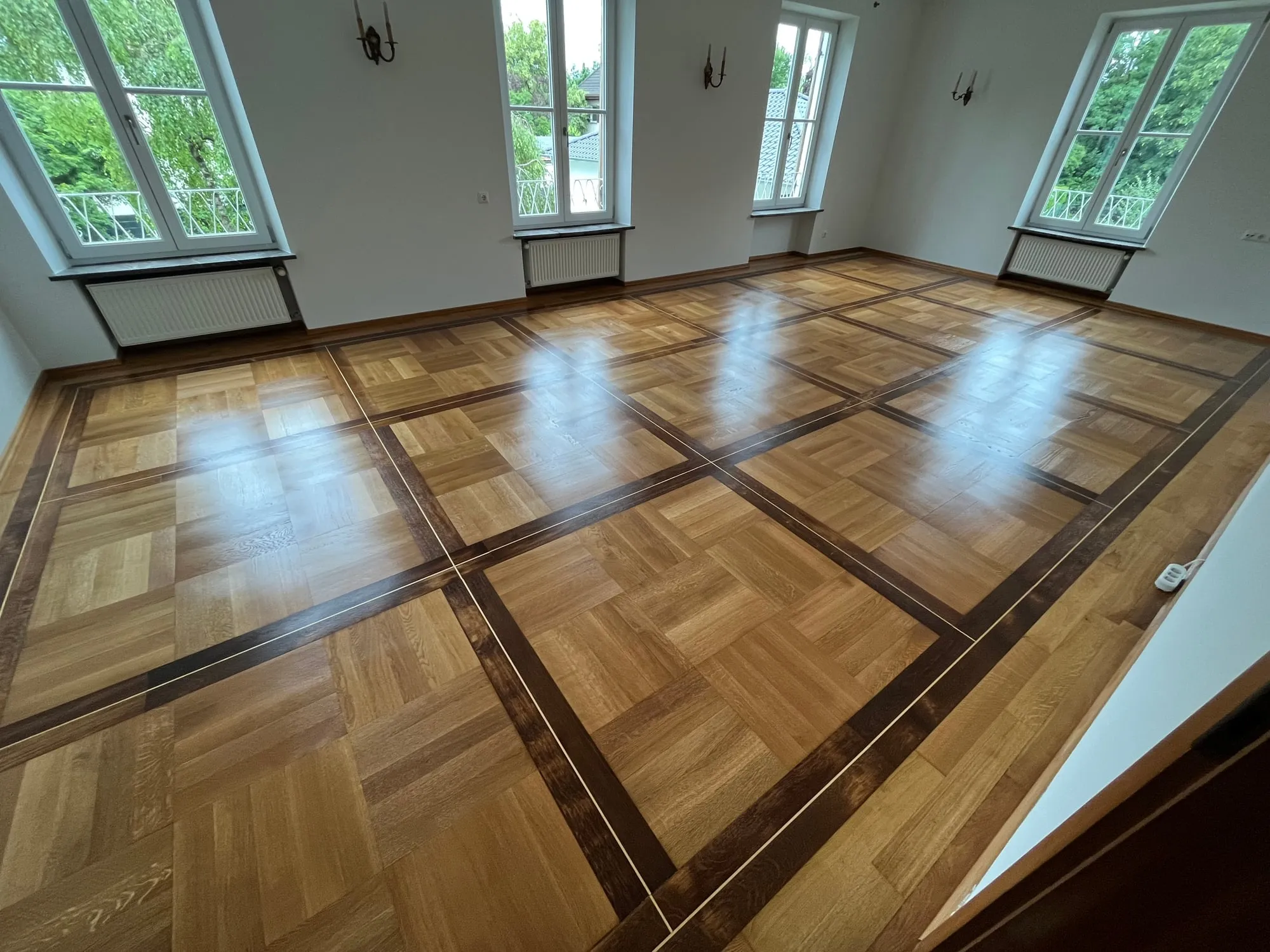 Fertig versiegeltes Tafelparkett mit dunklen Friesen
