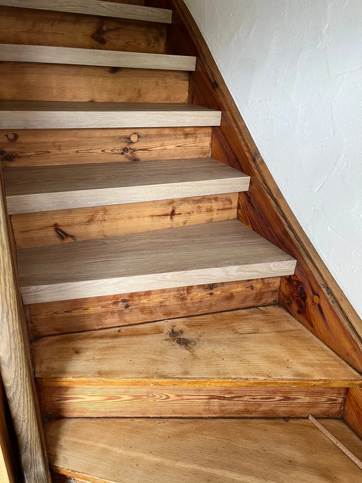 Alte Holztreppe, obere Stufen bereits neu belegt