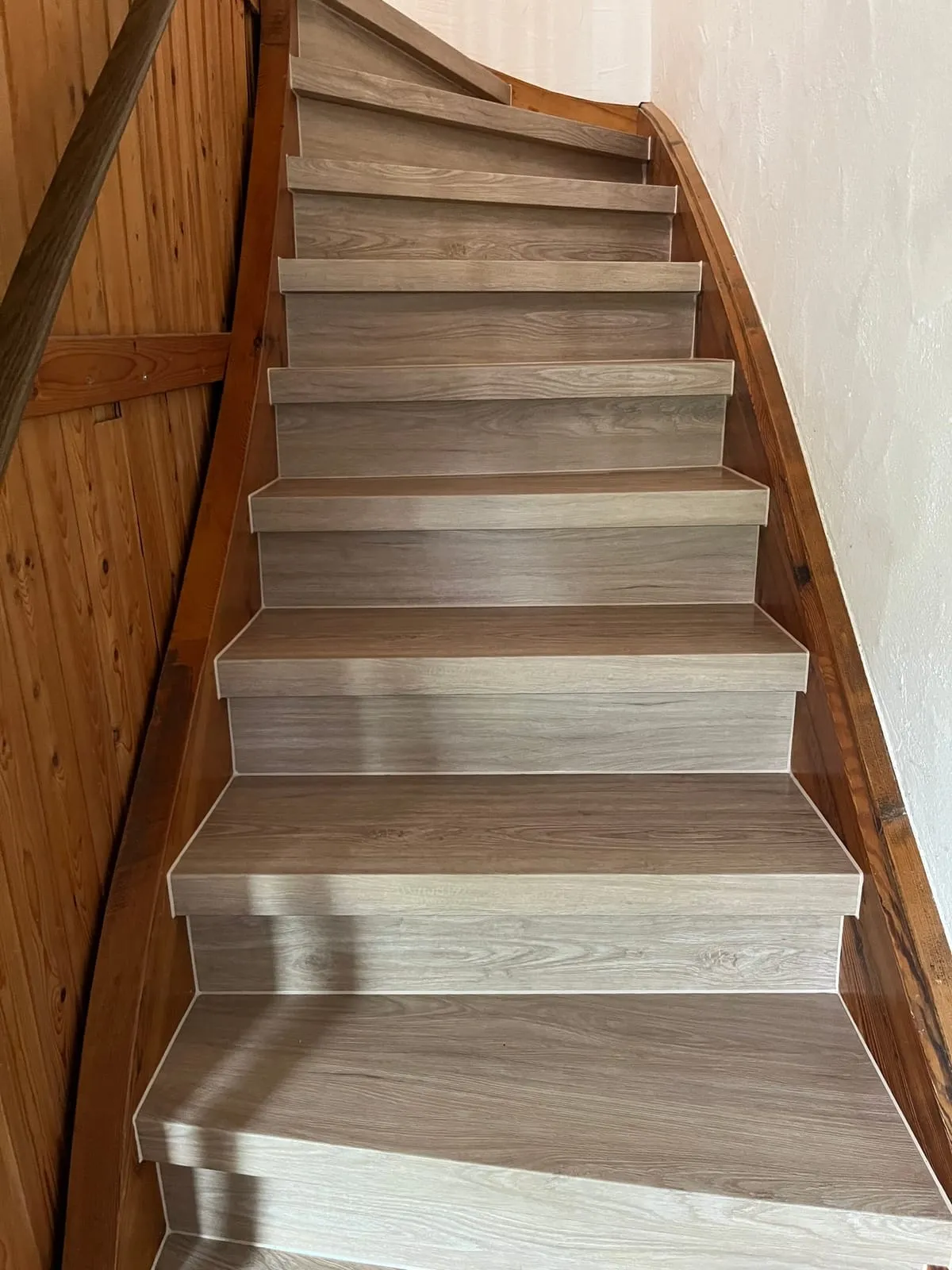 Fertige Treppe mit gleichmäßig hellen Stufen