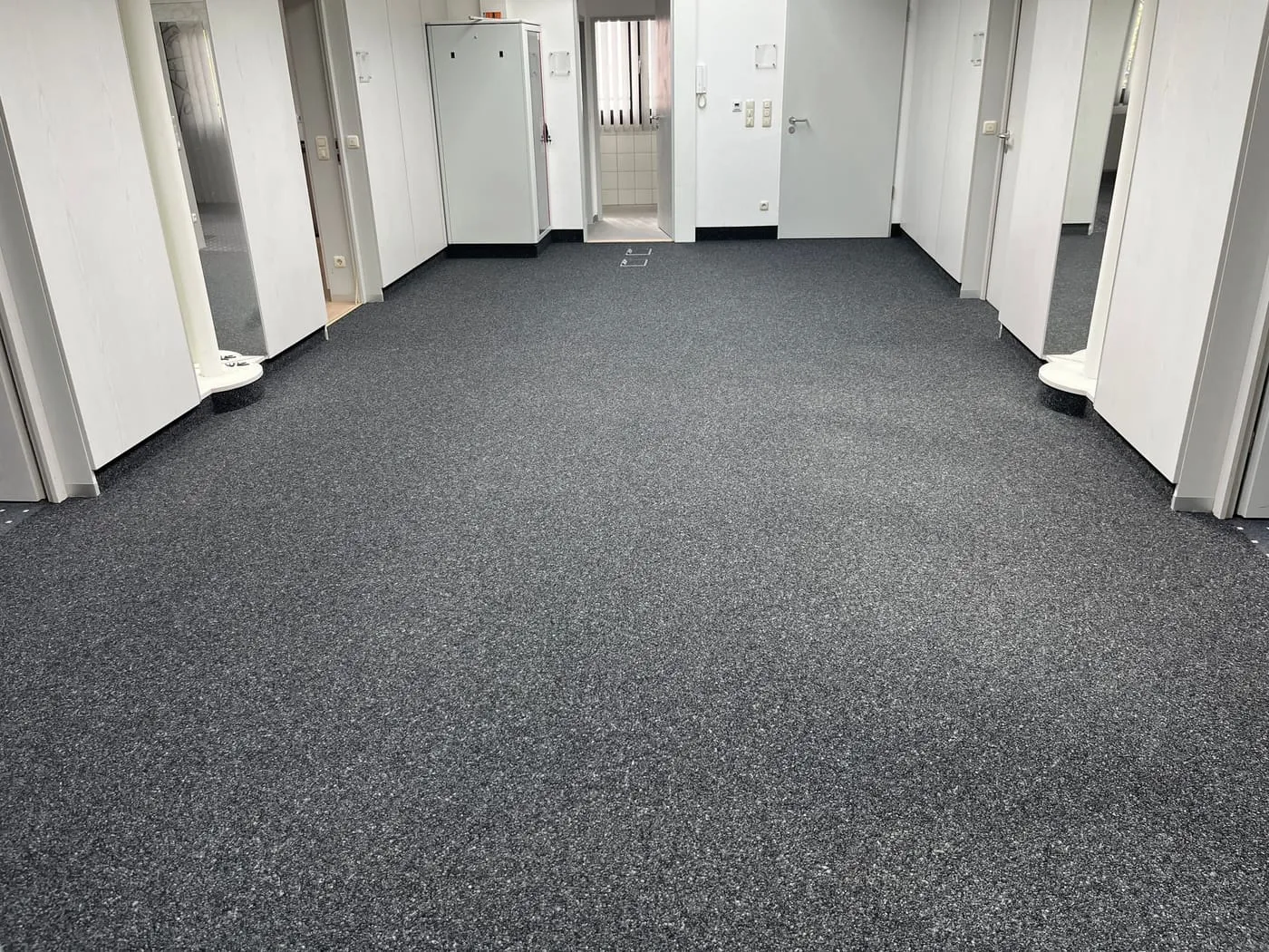 Büroflur mit neuem grau meliertem Teppichboden