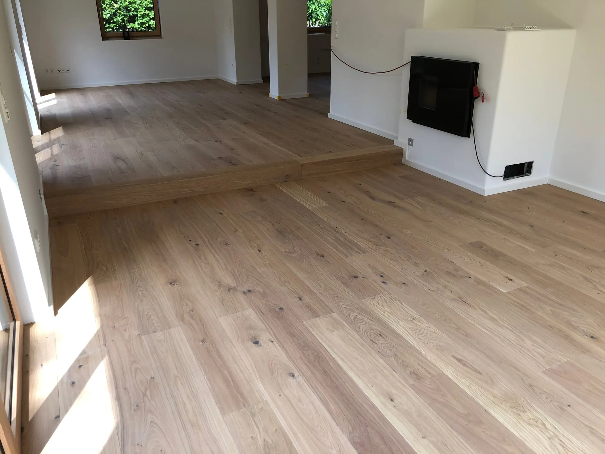 Heller Dielenboden aus Eiche in einem Wohnraum mit Kamin
