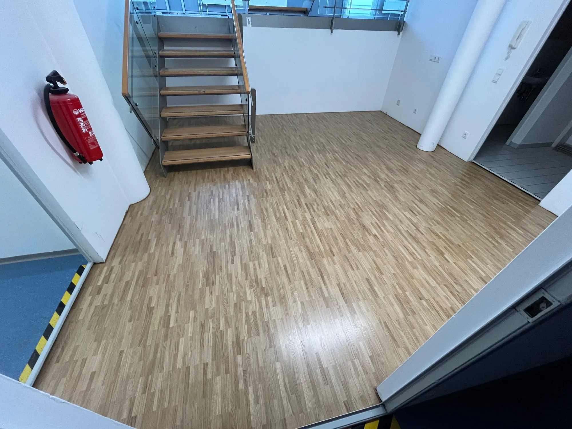 Eingangsbereich mit Parkettboden aus Eiche und Treppe ins Obergeschoss