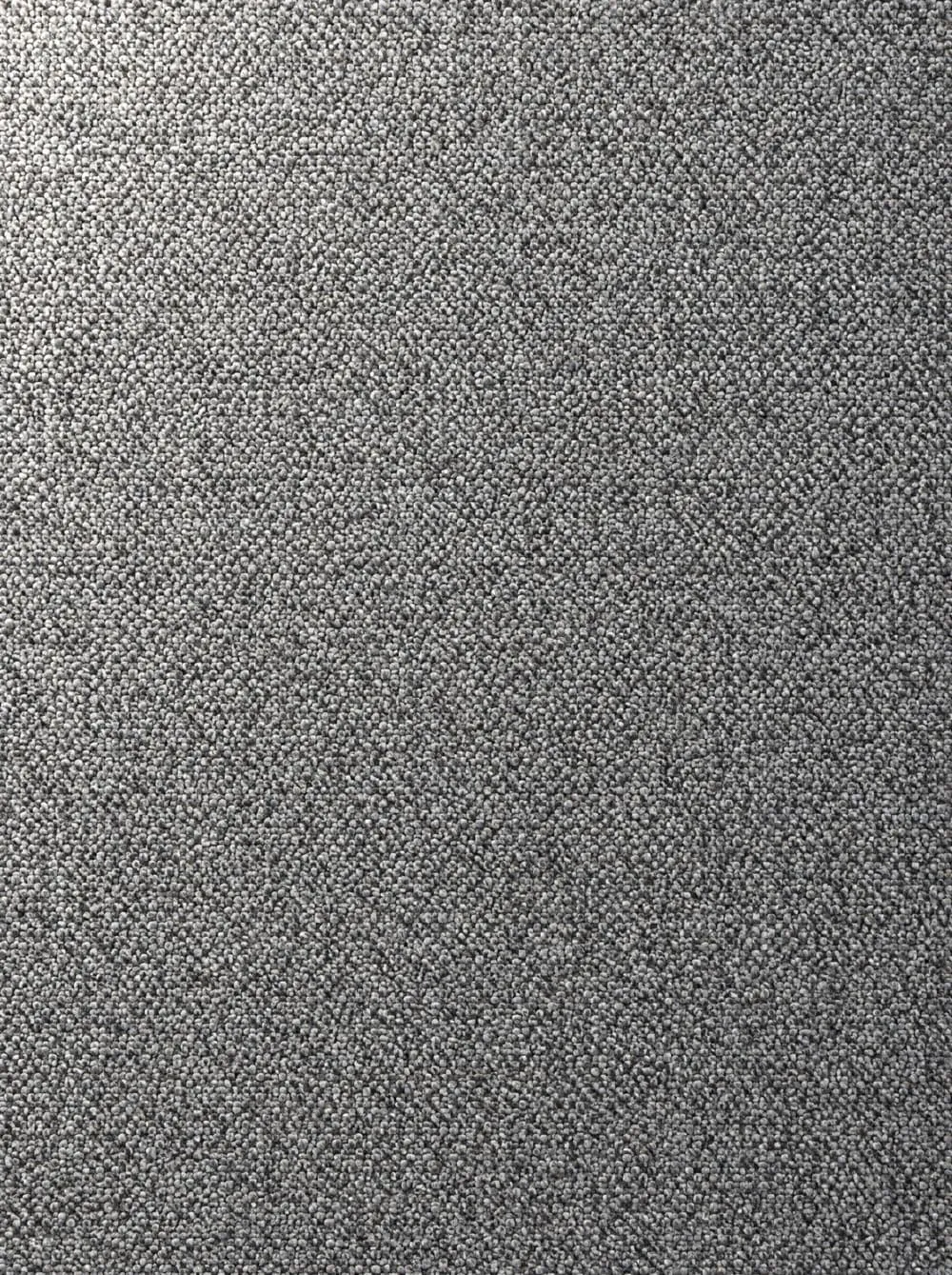 Grauer Teppichboden aus Schlingenware mit feiner, fester Struktur